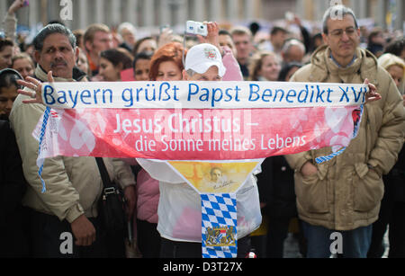 Vatikanstadt, Vatikan. 24. Februar 2013. Pilger und Besucher stehen auf dem Petersplatz während der letzten Angelus Hingabe von Papst Benedict XVI. im Vatikan, Vatican, 24. Februar 2014.The Papst Rücktritt wird wirksam um 20:00 Ortszeit am 28. Februar 2013.  Foto: MICHAEL KAPPELER/Dpa/Alamy Live News Stockfoto