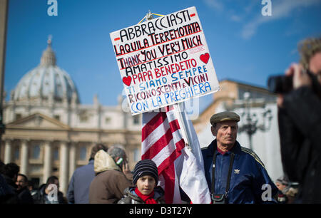 Vatikanstadt, Vatikan. 24. Februar 2013. Pilger und Besucher stehen auf dem Petersplatz während der letzten Angelus Hingabe von Papst Benedict XVI. im Vatikan, Vatican, 24. Februar 2014.The Papst Rücktritt wird wirksam um 20:00 Ortszeit am 28. Februar 2013.  Foto: MICHAEL KAPPELER/Dpa/Alamy Live News Stockfoto