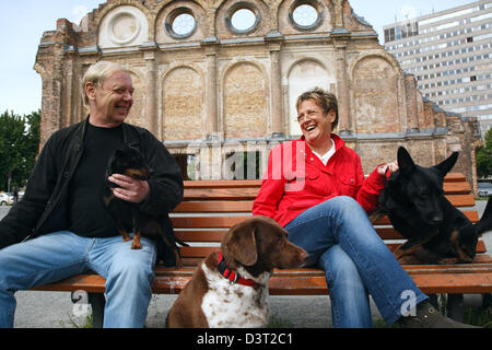 Berlin, Deutschland, Menschen mit ihren Hunden vor dem Anhalter Bahnhof Stockfoto