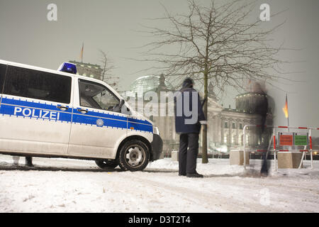 Berlin, Deutschland, Polizisten vor dem Reichstag Stockfoto