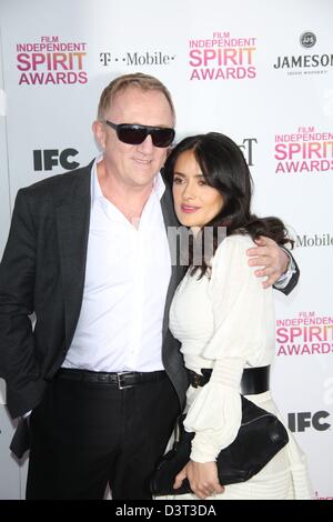 Schauspielerin Salma Hayek und Francois-Henri Pinault erreichen 2013 Film Independent Spirit Awards in einem Zelt am Strand von Santa Monica in Los Angeles, USA, am 23. Februar 2013. Foto: Hubert Boesl Stockfoto