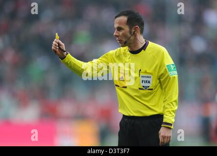 München, Deutschland. 23. Februar 2013. Schiedsrichter Marco Fritz Gesten während der Bundesliga-Fußballspiel zwischen FC Bayern München und Werder Bremen in der Allianz Arena in München, 23. Februar 2013. Foto: ANDREAS GEBERT/Dpa/Alamy Live-Nachrichten Stockfoto