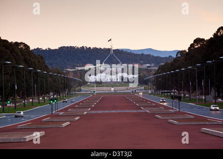 Blick entlang der Anzac Parade, Parliament House in der Dämmerung. Canberra, Australian Capital Territory (ACT), Australien Stockfoto