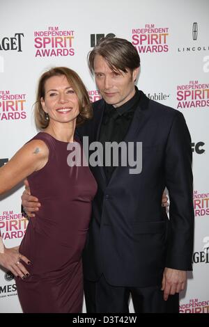 Schauspieler Mads Mikkelsen und seine Frau Hanne Jacobsen kommen bei der 2013 Film Independent Spirit Awards in einem Zelt am Strand von Santa Monica in Los Angeles, USA, am 23. Februar 2013. Foto: Hubert Boesl Stockfoto