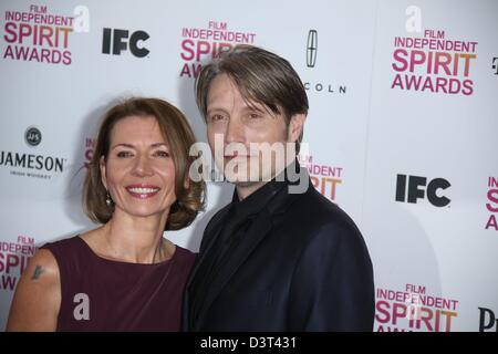 Schauspieler Mads Mikkelsen und seine Frau Hanne Jacobsen kommen bei der 2013 Film Independent Spirit Awards in einem Zelt am Strand von Santa Monica in Los Angeles, USA, am 23. Februar 2013. Foto: Hubert Boesl Stockfoto