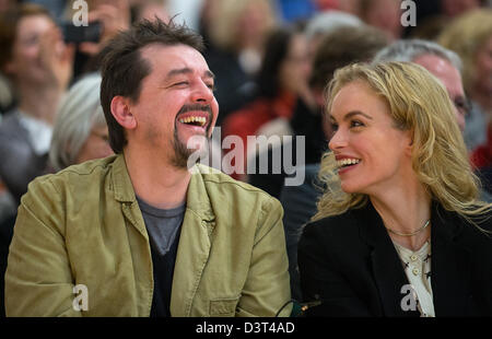 Berlin, Deutschland, 23. Februar 2013. Deutsche Schauspielerin Nina Hoss (L) und britische Musik-Produzent Alex Silva Lächeln, als sie nimmt an der Benefiz-Veranstaltung zugunsten von Terre des Femmes in der Berlinischen Galerie in Berlin, Deutschland, 23. Februar 2013. Foto: Hannibal Hanschke/Dpa/Alamy Live-Nachrichten Stockfoto