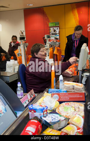 Kasse am Sainsburys in Clapham, London - UK Stockfoto