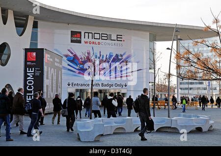 Die Menschen gehen zum Eingang des Messegeländes Fira Gran Via einen Tag vor der offiziellen Eröffnung des Mobile World Congress in Barcelona, Spanien, 24. Februar 2013. Die Premieses wurden von dem japanischen Architekten Toyo Ito entworfen. Rund 1.500 Aussteller zeigen ihre neuesten Trends auf der Messe, welche findet statt vom 25 bis 28 Februayr 2013. Foto: PETER ZSCHUNKE Stockfoto