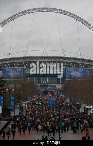 Anhänger der League Two Bradford City und Premier League Swansea City konvergieren auf London für 2013 Liga Cup Finale im Wembley-Stadion gesponsert von Kapital ein. London, UK, 24. Februar 2013 Stockfoto