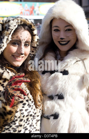 Zwei junge Mädchen in Tracht für Venedig Karneval Venedig Italien Stockfoto