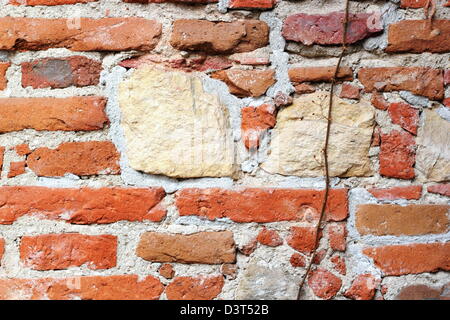 Textur der alten Mauer mit einem Efeu Klettern drauf Stockfoto