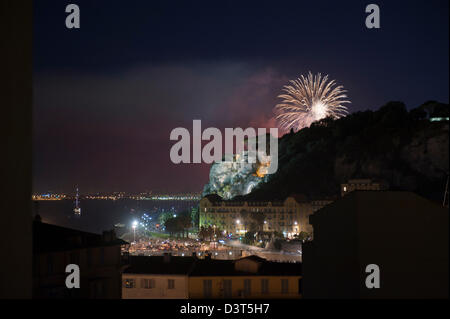 Feuerwerk über dem Hafen von Nizza zu Bastille-Tag feiern. Stockfoto