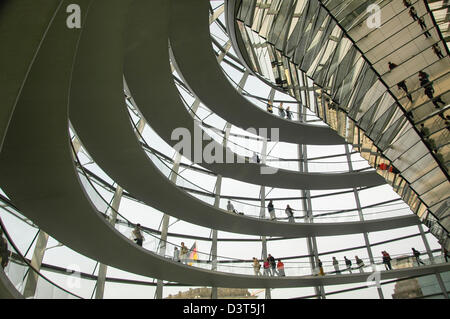 am Reichstag in Berlin Deutschland Blick auf die gläserne Kuppel oben diskutieren Kammer Architekt Norman Foster Stockfoto