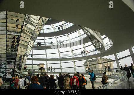 am Reichstag in Berlin Deutschland Blick auf die gläserne Kuppel oben diskutieren Kammer Architekt Norman Foster Stockfoto