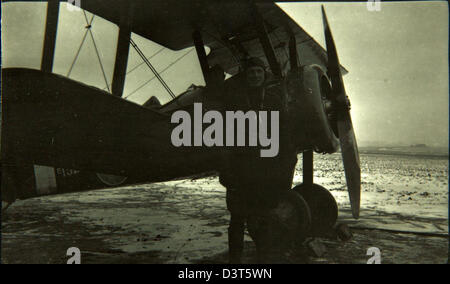 Foto aus der Adolphe Heri DuBois Special Collection, das die Flugzeuge der Sopwith Aviation Company hervorhebt. Das Bild bietet einen historischen Einblick in die Anfänge der Luftfahrt und die Entwicklung der Flugzeuge dieses namhaften Herstellers. Stockfoto