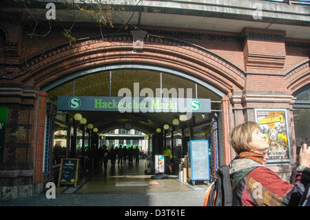 Hackescher Markt-S-Bahn Station, Berlin, Deutschland Stockfoto