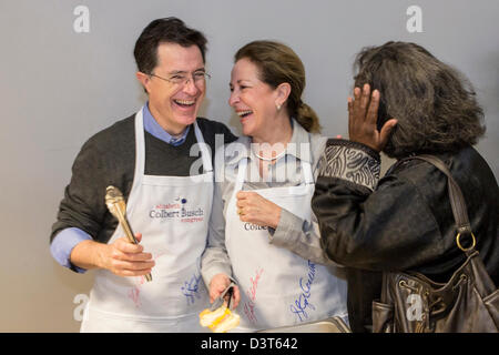 Charleston, South Carolina, USA. 24. Februar 2013. Komiker Stephen Colbert hilft seiner Schwester Elizabeth Colbert Busch Kampagne für den Kongress 24. Februar 2013 in Charleston, SC. Colbert Busch für den vakanten Sitz in der 1. Kongresswahlbezirk in South Carolina ausgeführt wird. Stockfoto