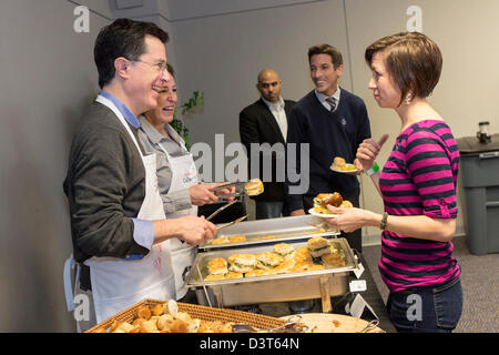 Charleston, South Carolina, USA. 24. Februar 2013. Komiker Stephen Colbert hilft seiner Schwester Elizabeth Colbert Busch Kampagne für den Kongress 24. Februar 2013 in Charleston, SC. Colbert Busch für den vakanten Sitz in der 1. Kongresswahlbezirk in South Carolina ausgeführt wird. Stockfoto