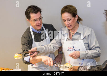 Charleston, South Carolina, USA. 24. Februar 2013. Komiker Stephen Colbert hilft seiner Schwester Elizabeth Colbert Busch Kampagne für den Kongress 24. Februar 2013 in Charleston, SC. Colbert Busch für den vakanten Sitz in der 1. Kongresswahlbezirk in South Carolina ausgeführt wird. Stockfoto