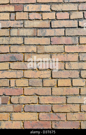 Gelbe Backstein nahe entwerfen für Hintergründe und Texturen, Element, alte und verwitterte mit Charakter. Stockfoto