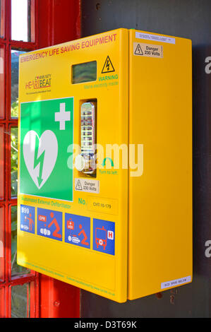 Heart Attack Notfall lebensrettenden Defibrillator Ausrüstung untergebracht in redundanten rote K6 Telefon Telefon Box kiosk Stockfoto