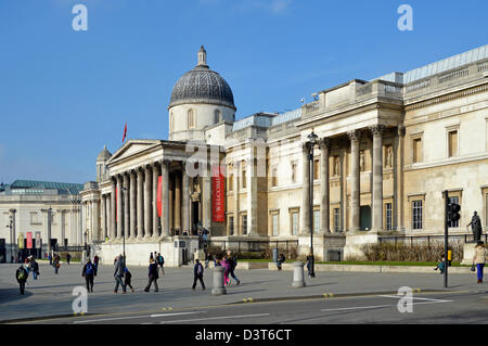 National Gallery am Trafalgar Square an einem sonnigen blauen Himmel Winter tag London England Großbritannien Stockfoto