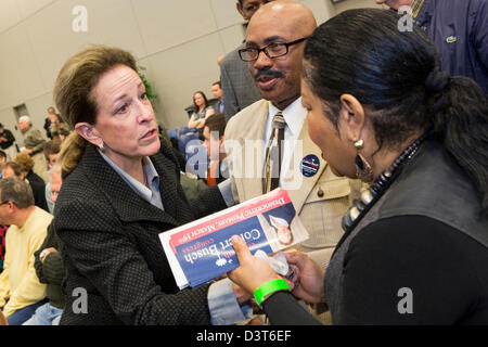 Charleston, South Carolina, USA. 24. Februar 2013. Elizabeth Colbert Busch Kampagnen für den Kongress 24. Februar 2013 in Charleston, SC. Colbert Busch läuft für den frei gewordenen Sitz im 1. Wahlbezirk in South Carolina. Stockfoto