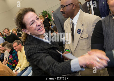 Charleston, South Carolina, USA. 24. Februar 2013. Elizabeth Colbert Busch Kampagnen für den Kongress 24. Februar 2013 in Charleston, SC. Colbert Busch läuft für den frei gewordenen Sitz im 1. Wahlbezirk in South Carolina. Stockfoto