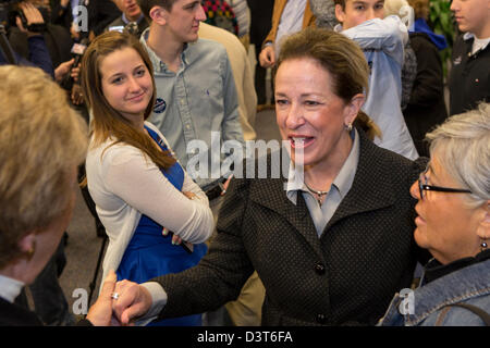 Charleston, South Carolina, USA. 24. Februar 2013. Elizabeth Colbert Busch Kampagnen für den Kongress 24. Februar 2013 in Charleston, SC. Colbert Busch läuft für den frei gewordenen Sitz im 1. Wahlbezirk in South Carolina. Stockfoto