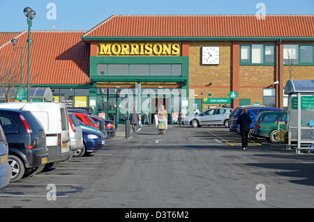 Morrisons Shop für Lebensmittel Lebensmittel Lebensmittel Einkaufen Supermarkt Käufer kostenlosen Parkplatz und Ladeneingang Maldon Essex England GB Stockfoto