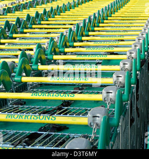 Nahaufnahme Supermarkt Einkaufswagen Trolley Wiederholung Branding Labels bei Morrisons Einzelhandel Geschäft Lebensmittel Lebensmitteleinkäufer Store Maldon Essex England UK Stockfoto