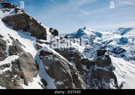 Ein Blick auf die schneebedeckten Schweizer Alpen Bergkette von Klein Titlis gesehen Stockfoto