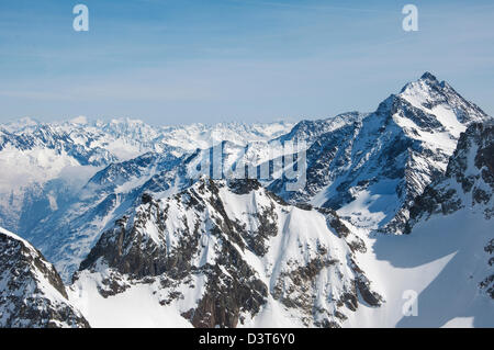 Ein Blick auf die schneebedeckten rocky alpine Gebirge in der Schweiz Stockfoto