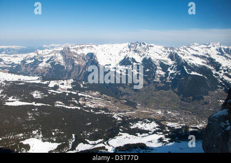 Ein Blick auf die schneebedeckten Schweizer Alpen Bergkette von Eigerwand Tunnel Station Aussichtspunkt gesehen Stockfoto