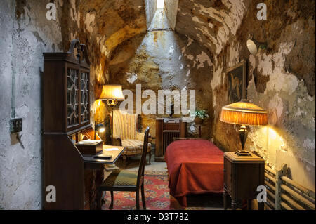 Al Capones Gefängniszelle mit Möbeln während seines Aufenthaltes in Eastern State Penitentiary in Philadelphia, PA, USA. Stockfoto