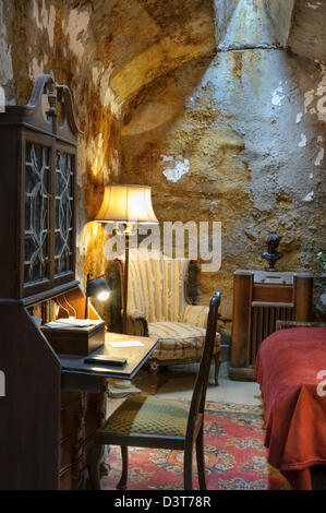 Al Capones Gefängniszelle mit Möbeln während seines Aufenthaltes in Eastern State Penitentiary in Philadelphia, PA, USA. Stockfoto