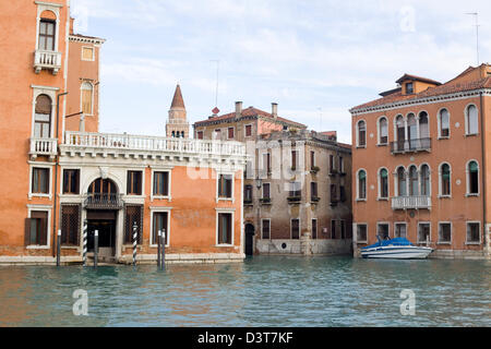 Häuser entlang der Wasserstraßen von Venedig Italien Stockfoto