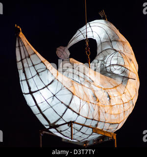 Man, UK. 23. Februar 2013. Aus dem Kanal in man, West Yorkshire, England am Samstag, 23. Februar 2013 ist ein Papier Laterne Mond gehisst. Nach der Mond aus dem Kanal aufgehoben wurde, wurde es durch man gefolgt von Hunderten von Kindern der Laterne-Lager auf dem Höhepunkt des Moonraking Festival 2013 im Dorf getragen. Das Moonraking-Festival findet in man einmal alle zwei Jahre. Stockfoto