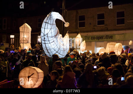 Man, UK. 23. Februar 2013. Der Mond beginnt seine Reise rund um das Dorf man, West Yorkshire, Großbritannien, am Samstag, 23. Februar 2013. Die riesige Papierlaterne erfolgte aus dem Kanal durch eine große Menge von Zuschauern während des Festivals 2013 Moonraking. Das Moonraking-Festival findet in man einmal alle zwei Jahre. Stockfoto