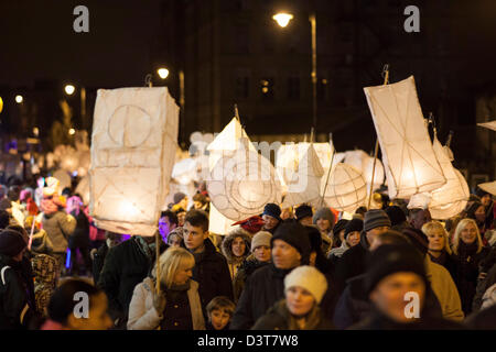 Man, UK. 23. Februar 2013. Hunderte von Papierlaternen werden durch die Straßen von man, West Yorkshire, England am Samstag, 23. Februar 2013 durchgeführt. Der Laternenumzug wurde im Rahmen des Moonraking Festivals 2013 im Dorf. Das Moonraking-Festival findet in man einmal alle zwei Jahre. Stockfoto