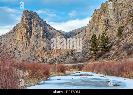 Eagle Nest Rock und gefrorenen North Fork des Cache la Poudre River im northern Colorado in der Nähe von Fort Collins Stockfoto