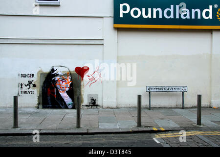 Der Wand nahe dem Poundland Speicher wo ein Wandgemälde von Graffiti Streetart-Künstler Banksy auf mysteriöse Weise entfernt wurde. Das Wandbild, berechtigt Sklavenarbeit, wurde erwartet, um bis zu 450.000 £ bei einem Miami Auktionshaus zu holen, bevor die Auktion dramatisch unterbrochen wurde. Die Website ist nun in Graffiti von unbekannten Künstlern bedeckt. Stockfoto