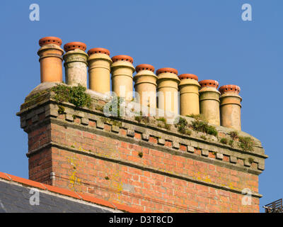 Zeile der Schornstein auf einem Hausdach in Penzance, Cornwall UK. Stockfoto