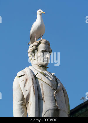 Statue von Sir Humphry Davy in Penzance hautnah mit Möwe thront auf Kopf, Cornwall England UK Stockfoto