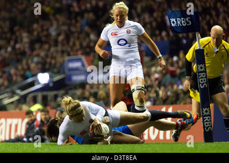 Kay Wilson (Eng), die scoring Englands zunächst versuchen, durch Elodie Poublan (Fra) mit Sally Tuson (GER) in Angriff genommen. England V Frankreich Frauen Rugby Six Nations. Twickenham Stadium, London, UK. 23. Februar 2013. Stockfoto