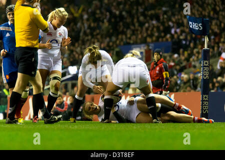 Kay Wilson (Eng) scoring Englands ersten Versuch. England V Frankreich Frauen Rugby Six Nations. Twickenham Stadium, London, UK. 23. Februar 2013. Stockfoto