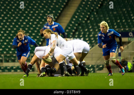 La Toya Mason (GER) den Ball aus einem Ruck, England V Frankreich Frauen Rugby Six Nations. Twickenham Stadium, London, UK. 23. Februar 2013. Stockfoto