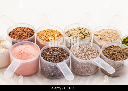 Superfood - gesunden Samen und Pulver (weiße und schwarze Chia, Flachs, Hanf, Granatapfel-Fruchtpulver, Weizengras Kugeln Stockfoto