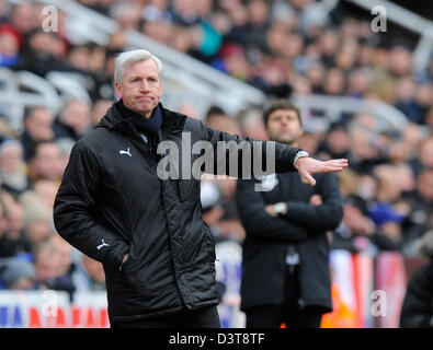 24. Februar 2013 - Newcastle, United Kingdom - Newcastle United Manager Alan Pardew und Mauricio Pochettino Manager der Southampton - Barclays Premier League - Newcastle Utd Vs Southampton - St. James' Park - Newcastle - 24.02.13 - Bild Richard Lee/Sportimage Stockfoto