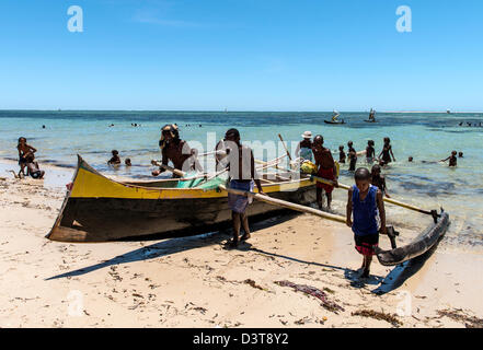 Einheimische Fischer und traditionellen Fischerboot Vezo Fischer Dorf Süd-Madagaskar Stockfoto